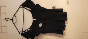 Snygg tröja - Se givet pris på diverse klädesplagg och storlek. Pris kan diskuteras vid snabb och bra affär.