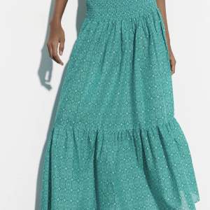 Säljer denna jättefina kjol som passar jättebra nu till sommaren. Säljer för att den endast bara kommit till användning 1 gång💓