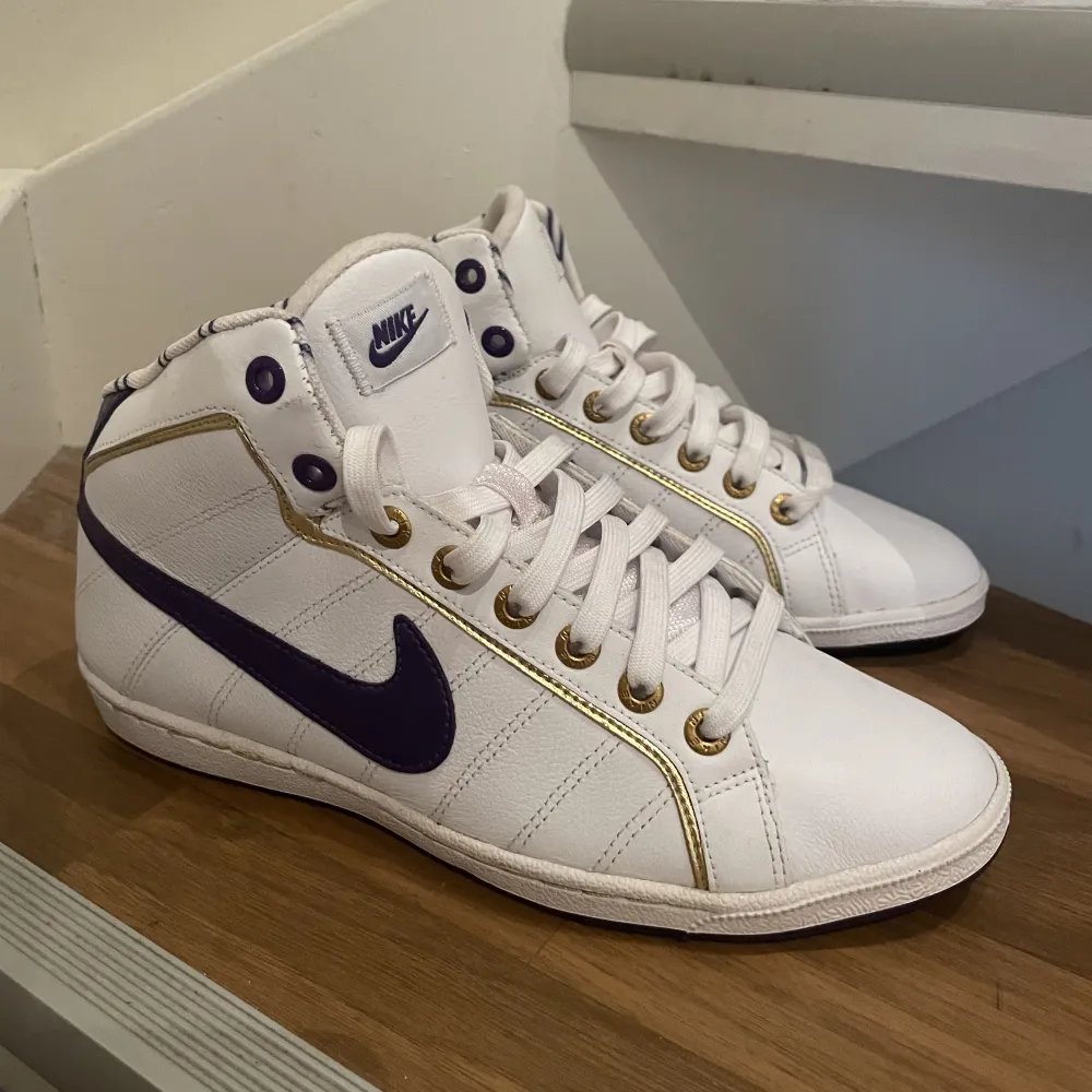 Nike skor med lila detaljer. Lite äldre, men knappt använda och fortfarande i fint skick. Skor.