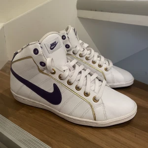 Nike skor - Nike skor med lila detaljer. Lite äldre, men knappt använda och fortfarande i fint skick
