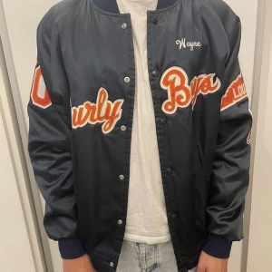 Bomber/College jacka - Blå orange bomber/College jacka  Storlek   Xl men passar mer som L