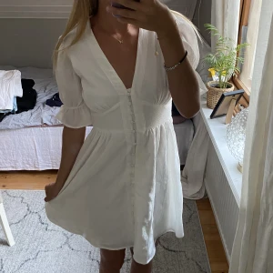 Klänning - Jätte söt student/vardagsklänning. Helt oanvänd, beställde till studenten men hittade en annan. +frakt (skriv för fler frågor)💗köpte för 699 säljer för 500. 