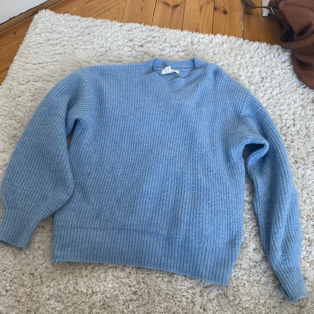 En fin babyblå stickad tröja från H&M i storlek 36. Endast använd några gånger så i mycket bra skick endast något nopprig. Säljes endast då jag inte tycker att jag passar i färgen och därför kommer inte tröjan till användning. Köparen står för frakten. 🦋💙. Stickat.