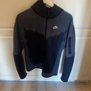 Nike Tech Fleece  - Säljer den här hoodien i topp skick! Storlek S men kan även passa M