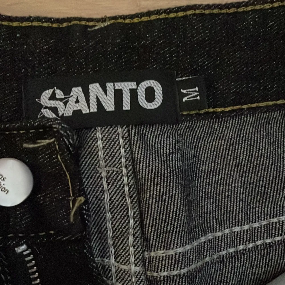 Säljer dessa coola byxor som jag bara testat en gång för att se ifall de passar och de var för små för mig, cond 10/10 står M men känns som XS/S. Jeans & Byxor.