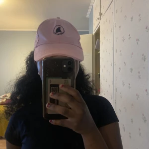 Rosa keps  - Jag har knappt använt denna keps. Jag köpte för ett par år sedan, den är inte ny. Men den ser ut att va nu för det inte använts. 