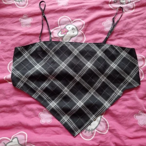 Croptop - Croppat linne med justerbara band i bandana modell😊resår i bak och ett extra lager tyg vid bröstpartiet🌸 Använd en gång ( i princip ny )