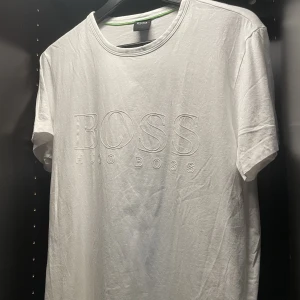 Hugo Boss t-shirt  - Säljer min Hugo Boss t-shirt. Den har använts en del men är i topp skick i storleken S. Nypris var något runt 900kr och säljer den för 300kr