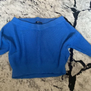 Stickad tröja - Skitsnygg på men orkar inte ta på mig den, de va min favorittröja. Den har en stark blå färg o är stickad. Off shoulder och en topp samtidigt. Man kan bär den så att enbart en axel visas o den andra täcks. Storlek xs passar S
