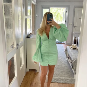 Adoore klänning - Klänning från adoore som är använd någon enstaka gång, säljs pga att jag vill köpa en annan!🥰 