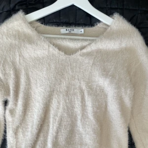 Stickad tröja - Säljer den här oanvända stickade tröja i fjädergarn som är helt slutsåld. Supermjuk tröja perfekt till vintern! Ny tröja går på 329kr säljer för 200kr