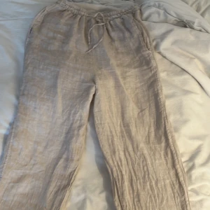 CHELSEA linnebyxor - Beiga linnebyxor från chelsea från förra sommaren. Står ingen storlek men är säker på att det är M, kan passa L ocskå dem är lite stora och kan stretchas ut. Org pris: 600kr men jag säljer för 250 inkl frakt pga att dem är slitna vid låren av användning.💗
