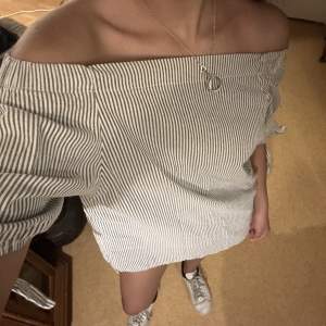 Super fin vitt/grått randigt off- shoulder kort klänning (bra med shorts under) perfekt till sommaren!! Inga defekter alls, kommer ej till användning. 