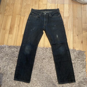 Vintage LEVI’S jeans  - Snyggaste vintage Levis jeansen, riktigt najs passform. Sitter som 501.  Lite pösiga med straight fit. Superfint skick. Står storlek 33x22 men sitter som 30x30
