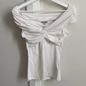 Helt nu! - Har aldrig använt den här toppen! Vet inte varför jag har köpt den här toppen, men den är lite för stor vid bröstet. 