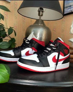 Jordans 1s mid Gym red - Riktig feta Jordans 1s mid gym red i princip helt o använda stått i mitt rum som prydnad har tröttnat på dem därför jag vill göra mig av dem. Är öppet för eventuellt byte. Hör av dig om de finns frågor💯