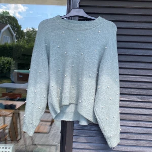 Stickad tröja - En lätt grön stickad tröja med vita pärlor från HM. Super skön och mysig☘️ Storlek XS men sitter mer som S.  Frakt är inkluderad i pricet! 