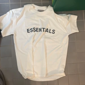 Essentials T-shirt  - Aldrig använd. För stor i storleken för mig  Storlek S passar medium kanske tom L