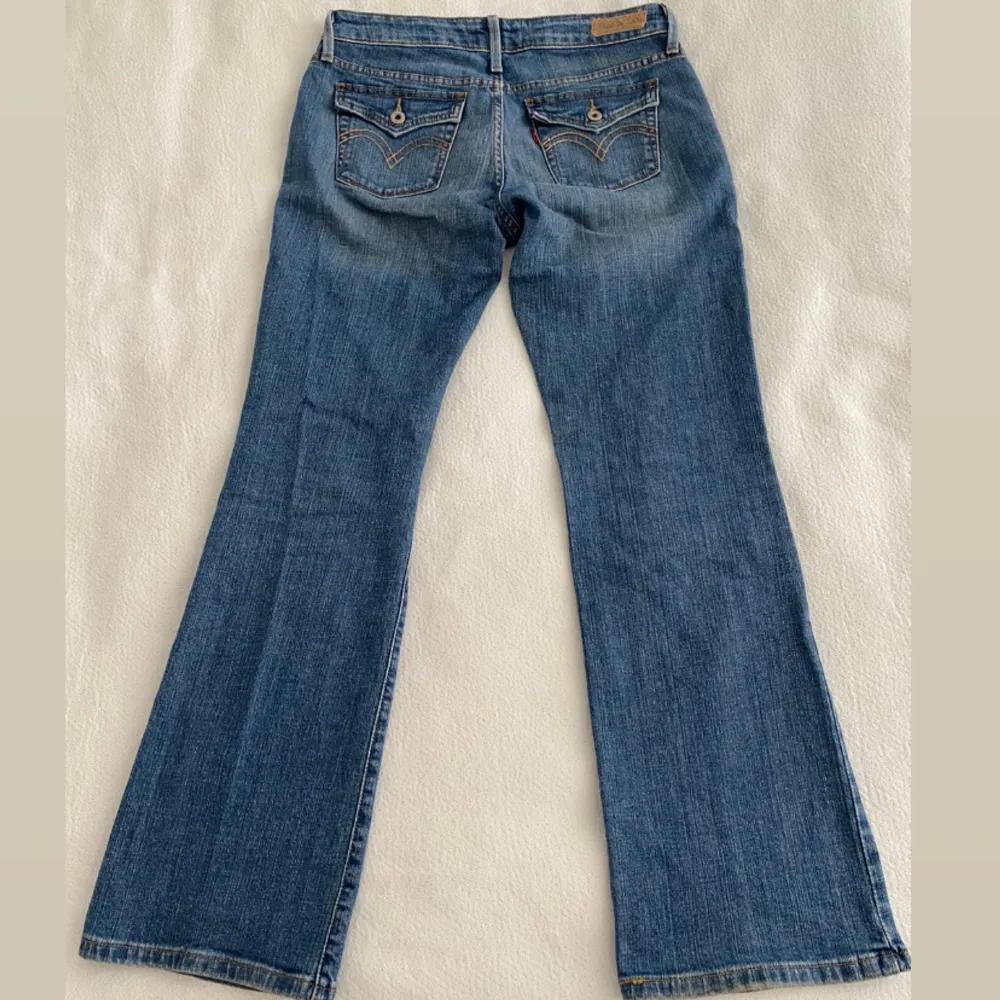 Ett par supersnygga jeans från Levis. De är i modellen 545 och har ascoola fickor på baksidan som påminner om TrueReligion jeans. De har midjemått 81 cm och 80 cm i innerbenslängd, men är lite stora på mig som är S. . Jeans & Byxor.