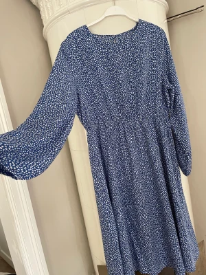 Blå sommarklänning - Klänning i viskos med resår i midjan och längd till ca mitten av vaden. Ärmar med vidd. 
