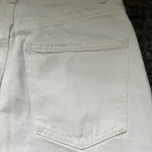 Vita jeans från zara med hög midja och full längd. Använda en gång så de är i mycket bra skick 
