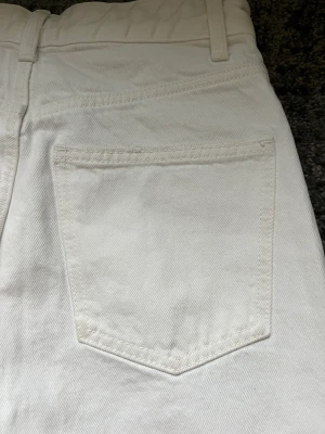 Vita zara jeans  - Vita jeans från zara med hög midja och full längd. Använda en gång så de är i mycket bra skick 