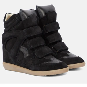 Isabel marant skor  - Säljer ett par till isabel marant skor åt en vän de inte kommer till användning, fint skick. Nypris 5 900kr. Hon kan mötas upp i Stockholm / nacka eller frakta, kvitto tyvärr borta men dom är äkta! , skriv vid intresse och för egna bilder 🔥🌷👍🏻