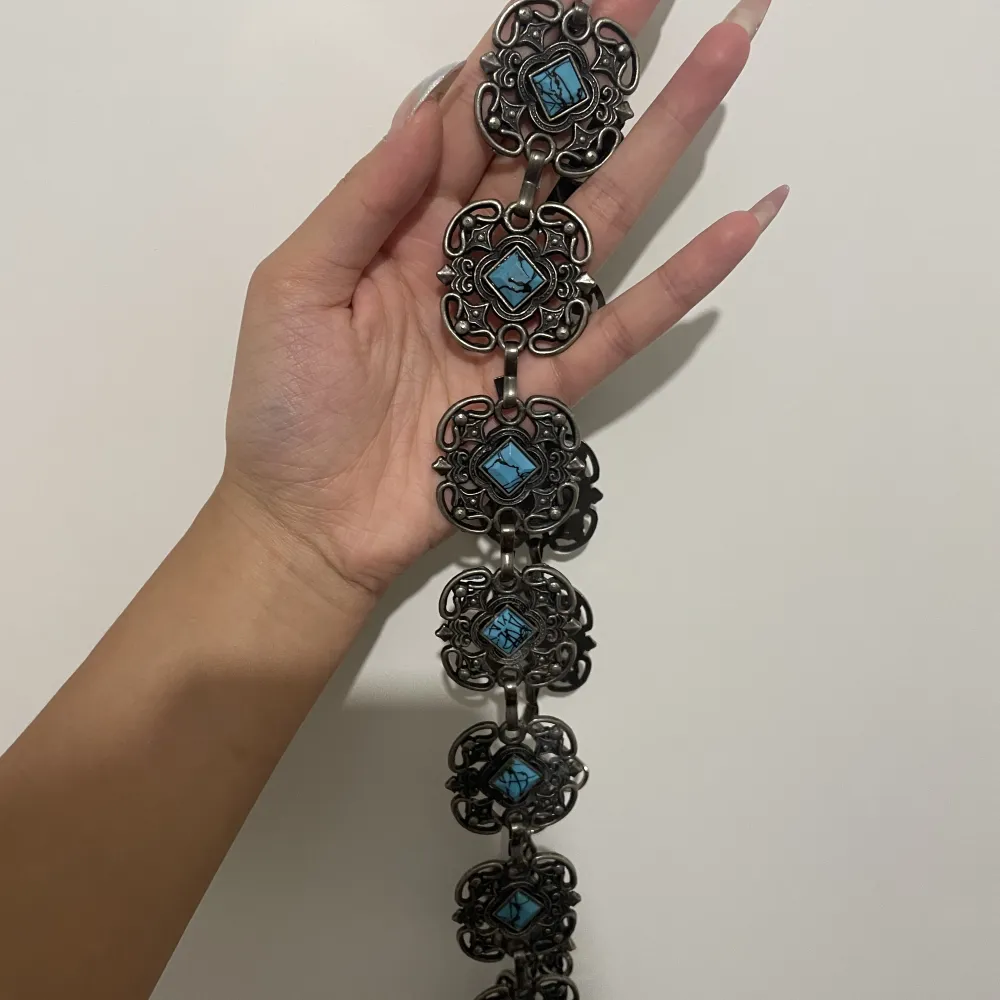 Vintage belt with turquoise stones. The thing at the end broke but I replaced it with another one (see 3rd photo) so it works perfectly.  . Accessoarer.