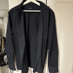 Mörkblå Overshirt - Snygg mörkblå Overshirt från Riley perfekt inför sommaren. Storleken är M. Nypris 800kr och den är helt slutsåld. Knappt använd skick 10/10.