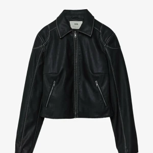 Biker Jacket - Svart - True to size.  Jackan köptes för två veckor sedan och har används 3 gånger så den är precis som ny. 