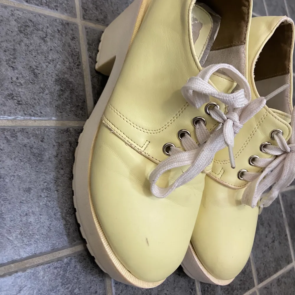 Snygga gula platform/klack skor! Köptes här på plick, tydligen köpta i tokyo orginellt så vet ej märktet. Säljs för att dem ej kommer till användning längre & klacken är lite lös ! Skriv privat för mer bilder osv. Skor.