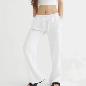 Linnebyxor - Jättefina linnebyxor från H&M som är helt slutsålda. Storlek M men skulle säga att dem passar mer som S. Säljer då dem är lite korta på mig som är 178. Använda ungefär 3 gånger
