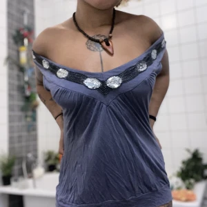 Linne - Flowy y2k linne, strechigt material!  Passar mig som har xs/s men skulle gissa på att den är ca s-m