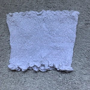 Jättestretchig bandeutopp - Jättestretchig bandeutopp från shein i smock tyg. Endast använd 2 gånger 