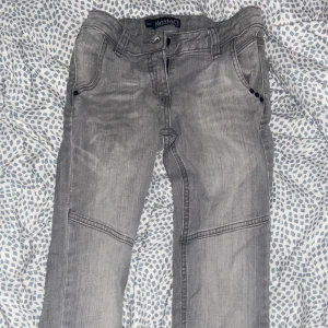 Jeans y2k - Skitsnygga jeans som säljs för att dem tyvärr är alldeles för små för mig. Märket heter detroit och dem e storlek 146 💙 low waisted