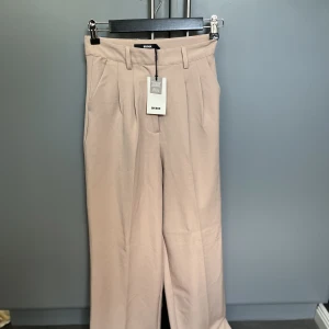 Kostymbyxor - Säljer ett par jättesnygga kostymbyxor ifrån Bikbok som aldrig är använda! Lapp finns kvar. Nypriset är på 500 kronor, jag säljer dem för 130🌸