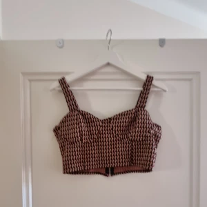 Topp - Mönstrad topp med dragkedja. Sitter bra! Inte min stil bara