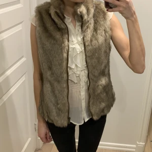 Zara pälsväst - Säljer min zara pälsväst i mycket bra skick. Den är från barnavdelningen 13/14år 164cm men passar mig som brukar ha S och är 170cm.😊