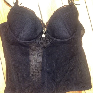 Korsett - Jätte fin korsett använts en del❤️ den är justerbar💘 kupan är vadderad och det är en A-B kupa❤️ org pris 300💘