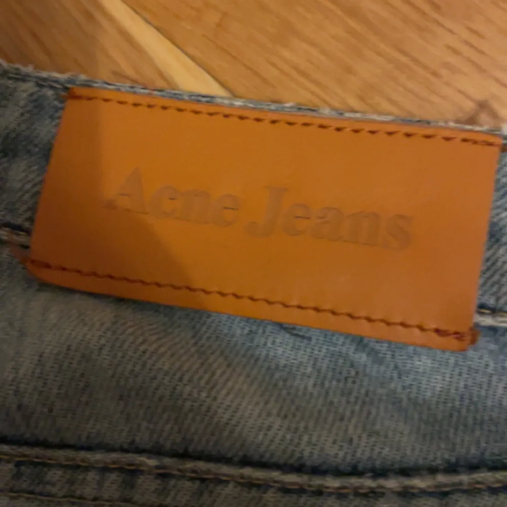 Säljer nu mina fina låg midjade acne jeans då de inte riktigt passar längre! De är i storlek W28/L32. Köpa för 1600kr.. Jeans & Byxor.