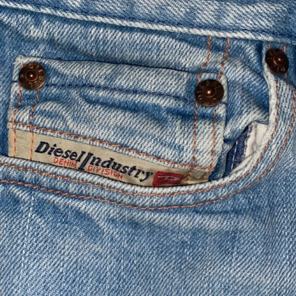 Jätte trendiga Lågmidjade jeans ifrån diesel ! Midjemått 36cm och innerbenslägnd 82cm . Skriv privat för fler bilder eller funderingar.. Jeans & Byxor.
