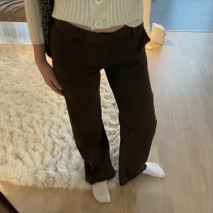 Kostymbyxor - Perfekta kostymbyxor som tyvärr blivit för små för mig. Inga tecken på användning. Lågmidjade och långa i benen 😍💕 Exklusive frakt 