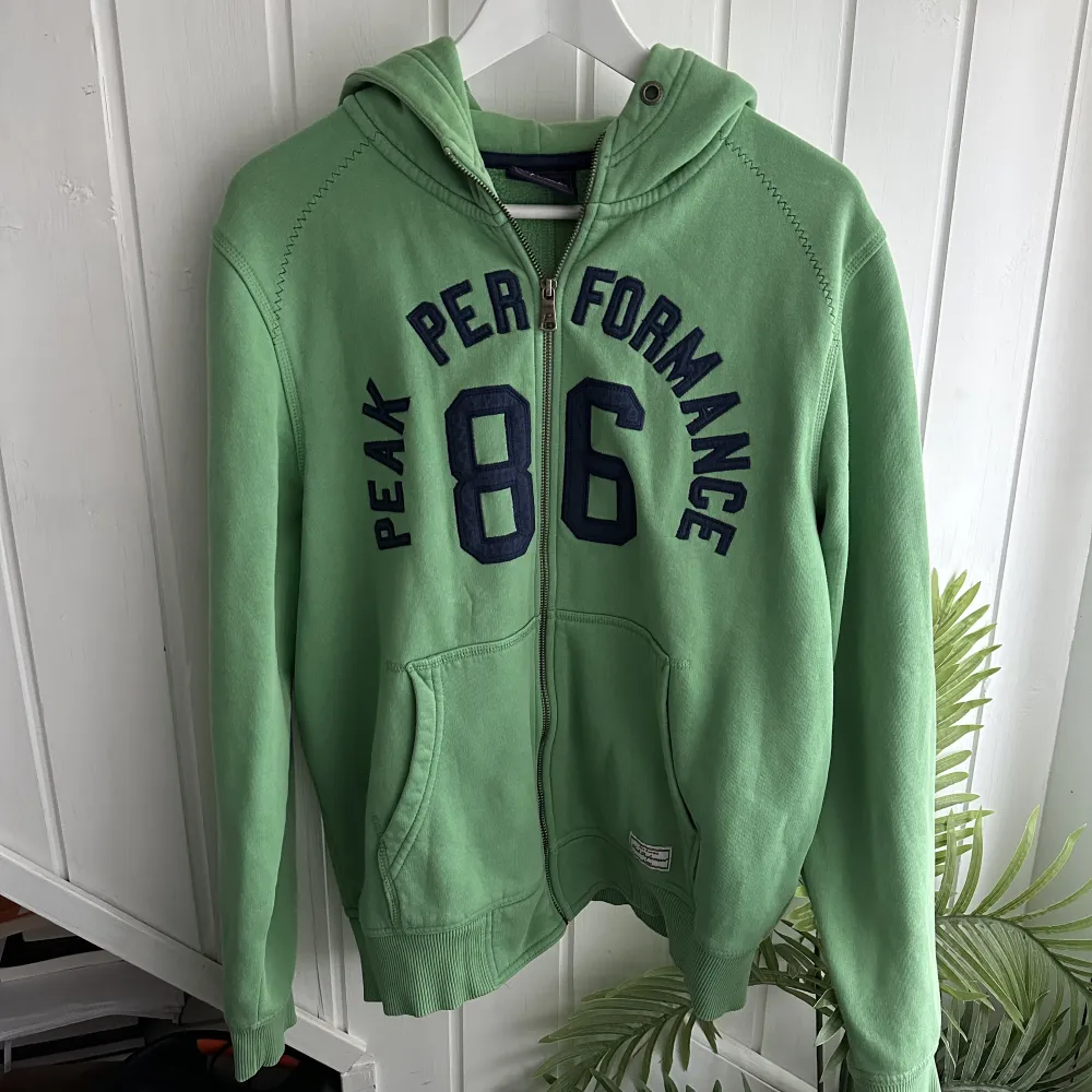 Superfin grön peak performance hoodie i nyskick, storlek L. Hoodies.