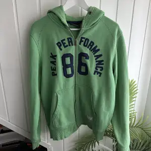 Superfin grön peak performance hoodie i nyskick, storlek L