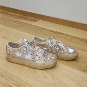 Fina festliga skoe - Fina,rosa/vitta,festliga,söta,baliett skor storlek 36 osäkert vart dem är ifrån.