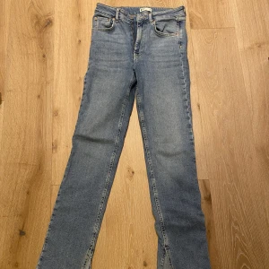 Blå jeans med slits - Lätt utsvängda jeans från Gina Tricot. Slits på insidan. Jag är 172cm. 