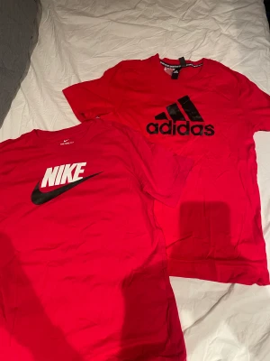 Adidas och Nike t-shirts  - Röda t-shirts från Nike och adidas i fint skick! Får båda två i priset!