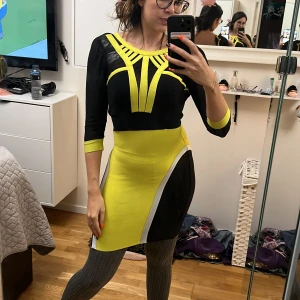 Klänning - Jag tror den är köpt som barn kläder Det står L men jag är S vuxen . Passade mig när jag var xs