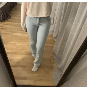 Low waist jeans - Säljer mina low waist jeans från bikbok då de inte passar längre. Nypris 700. 
