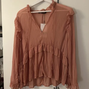 Blus från zara - Säljer denhär helt oanvända blus från zara!